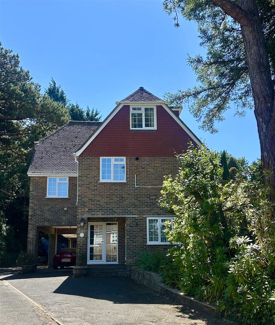 4 bed property in Hurst Way, Hastings